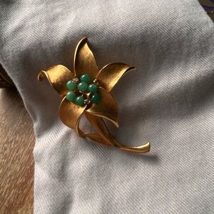 Vintage-Park lane Gold Flower with lucite and crystal center Brooch
